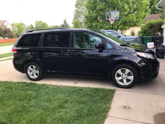 Bán xe Toyota Sienna LE 2011 màu đen nhập khẩu Mỹ