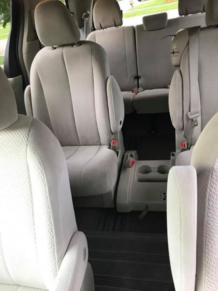 Bán xe Toyota Sienna LE 2011 màu đen nhập khẩu Mỹ