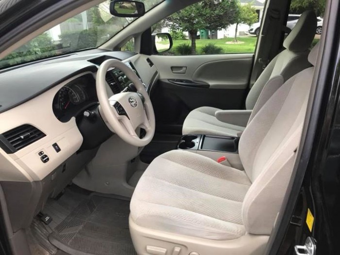 Bán xe Toyota Sienna LE 2011 màu đen nhập khẩu Mỹ
