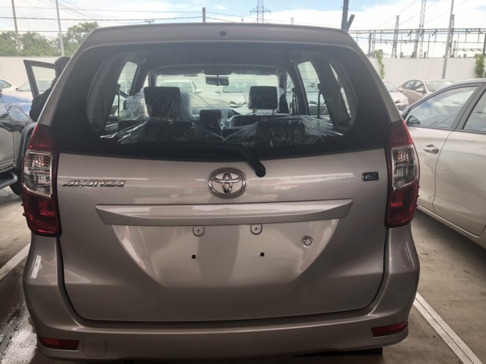 Toyota avanza số sàn 7 chỗ màu bạc giao ngay