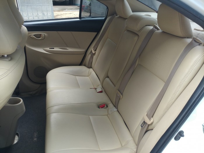 Bán xe Toyota Vios 2017 số sàn màu trắng