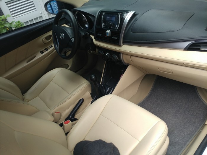 Bán xe Toyota Vios 2017 số sàn màu trắng