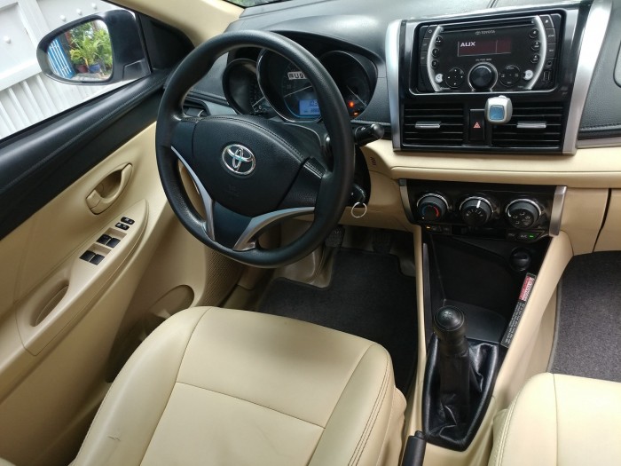 Bán xe Toyota Vios 2017 số sàn màu trắng