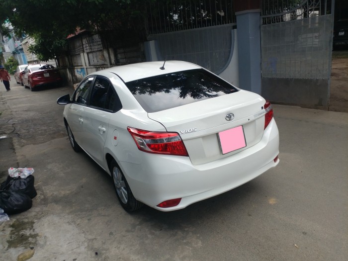 Bán xe Toyota Vios 2017 số sàn màu trắng