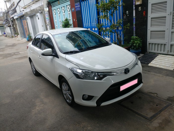 Bán xe Toyota Vios 2017 số sàn màu trắng