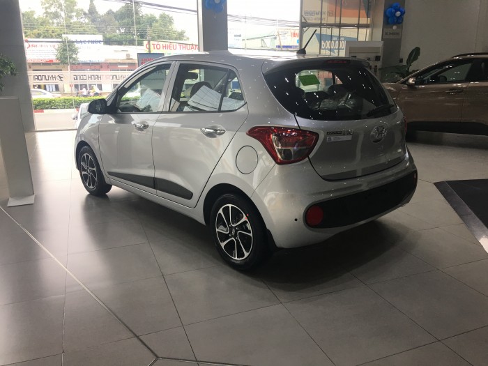 Hyundai i10 5 cửa, Màu Bạc, Có Giao ngay, HYUNDAI BÌNH DƯƠNG luôn có xe giao sẵn với giá cả hợp lý