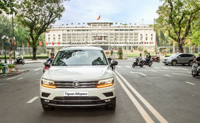Bán xe Volkswagen Tiguan 2018 2.0L TSI mới, nhập khẩu nguyên chiếc, trả trước chỉ từ 600 triệu