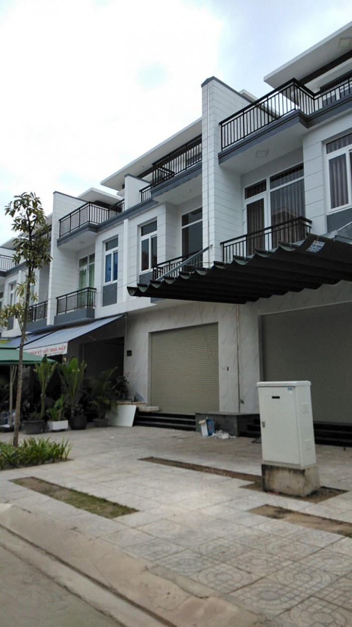 Bán nhà phố,1 trệt 2 lầu,100m2,Nguyễn Văn Bứa, Gần Cầu Lớn Hocmon