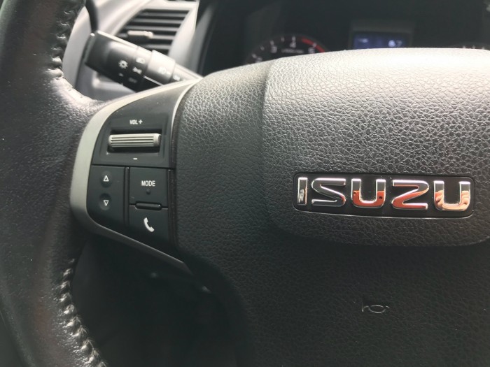 Cần bán xe Isuzu Dmax 2016 dầu 2.5MT màu bạc