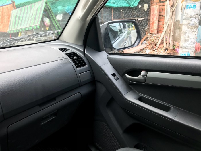 Cần bán xe Isuzu Dmax 2016 dầu 2.5MT màu bạc