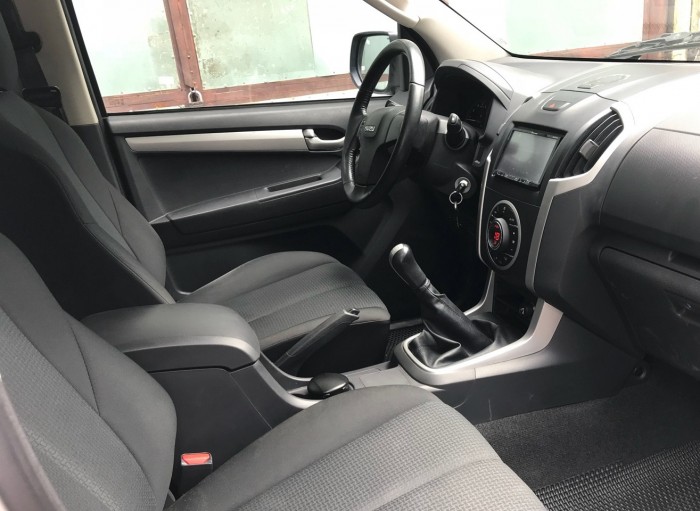 Cần bán xe Isuzu Dmax 2016 dầu 2.5MT màu bạc