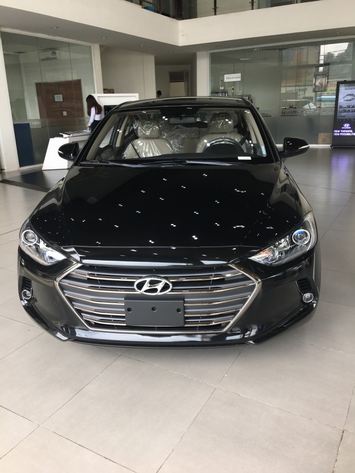 Elantra 1.6 MT 2018 xe có sẵn,giao ngay, vay ngân hàng với lãi suất cực ưu đãi chỉ tại Huyndai Bình Dương.
