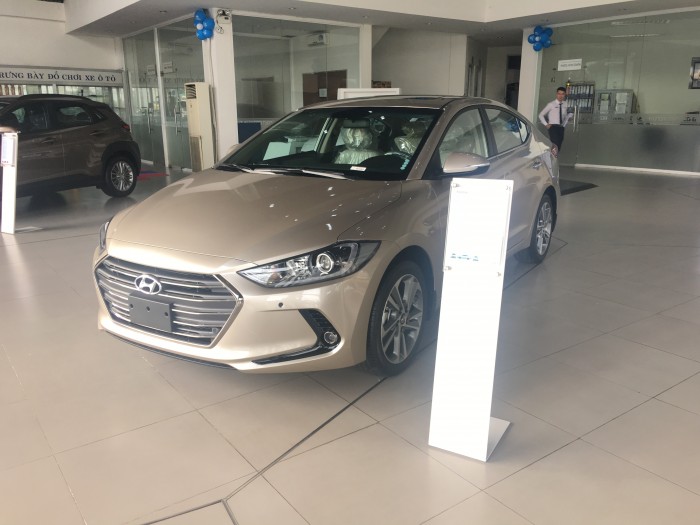 Elantra 1.6 MT 2018 xe có sẵn,giao ngay, vay ngân hàng với lãi suất cực ưu đãi chỉ tại Huyndai Bình Dương.