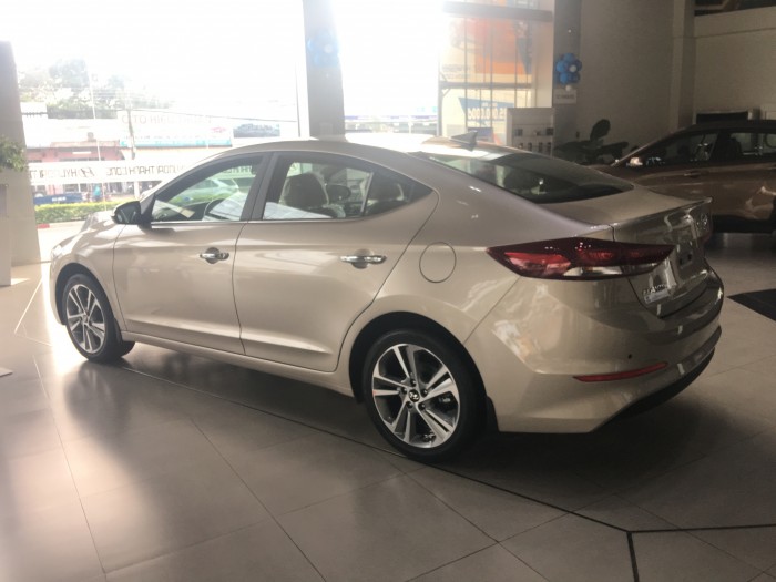 Elantra 1.6 MT 2018 xe có sẵn,giao ngay, vay ngân hàng với lãi suất cực ưu đãi chỉ tại Huyndai Bình Dương.