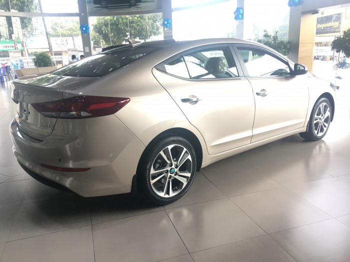 Elantra 1.6 MT 2018 xe có sẵn,giao ngay, vay ngân hàng với lãi suất cực ưu đãi chỉ tại Huyndai Bình Dương.