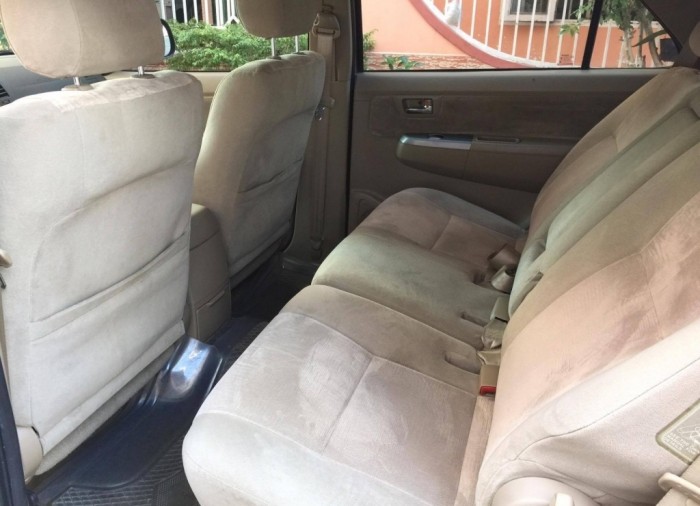 Cần bán em Fortuner 2.5G máy dầu đời 2010 màu bạc zin cực chất