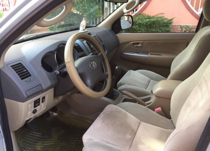 Cần bán em Fortuner 2.5G máy dầu đời 2010 màu bạc zin cực chất