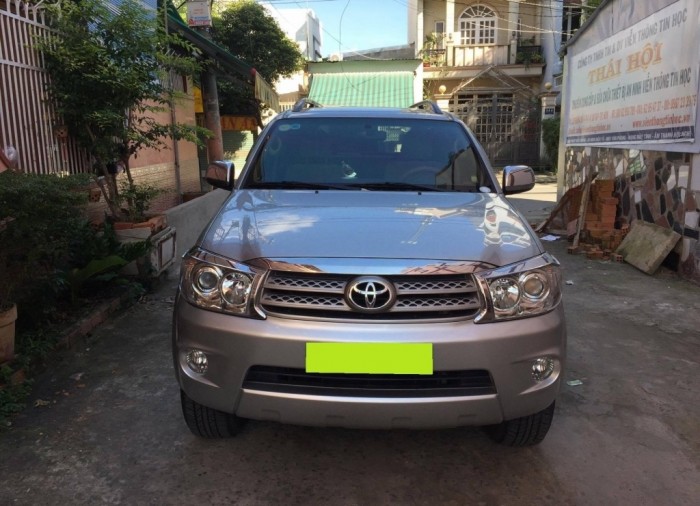 Cần bán em Fortuner 2.5G máy dầu đời 2010 màu bạc zin cực chất
