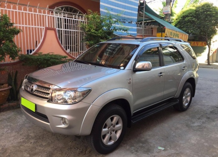 Cần bán em Fortuner 2.5G máy dầu đời 2010 màu bạc zin cực chất