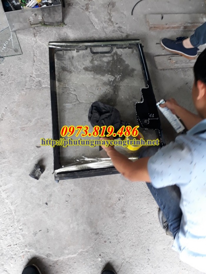 Kính chắn gió máy xúc Komatsu PC50 0