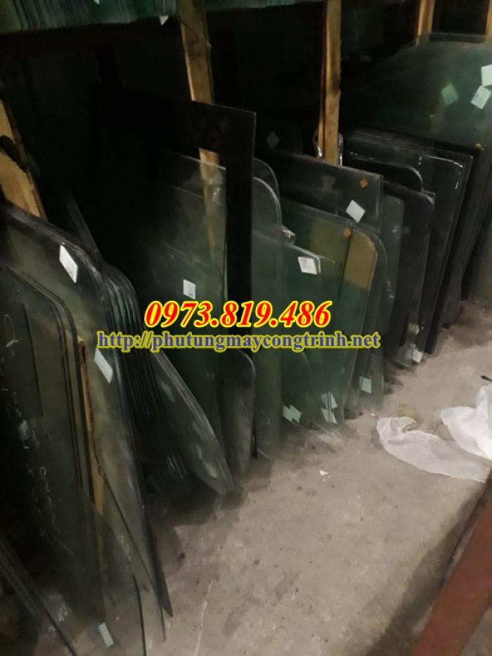 Kính chắn gió máy xúc Komatsu PC50 1