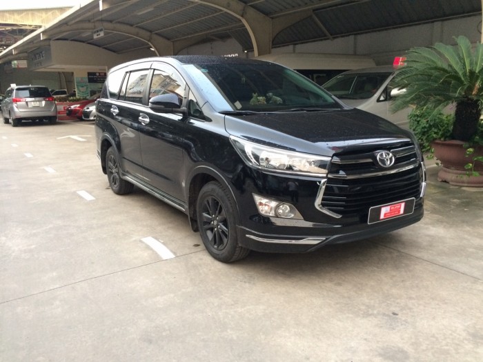 Bán lại xe Innova Venturer 2018 màu Đen