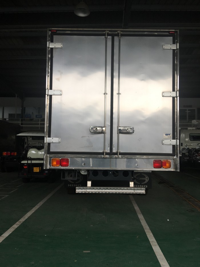 Hino FG thùng kín Euro 2 (Xe có sẵn giao ngay)