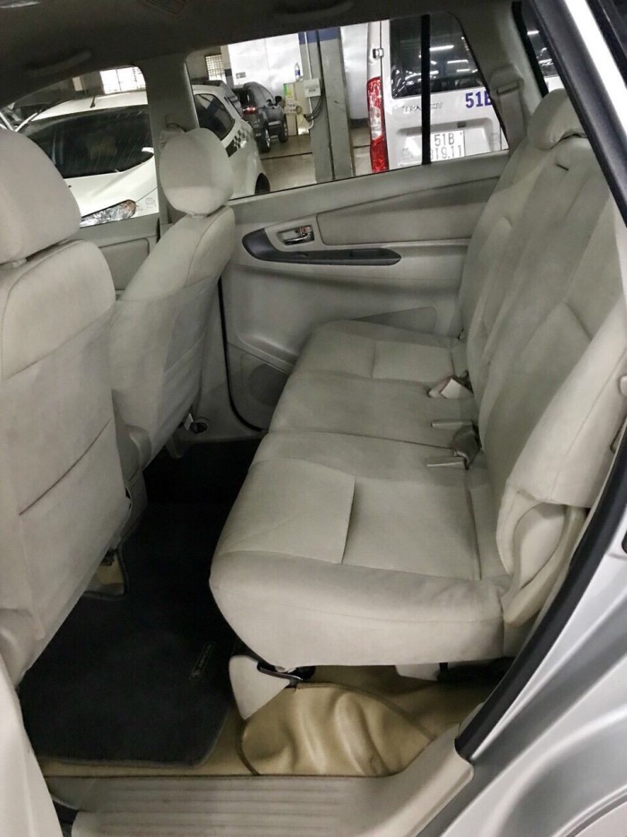 Bán Toyata Innova sx 2013 số tự động màu bạc
