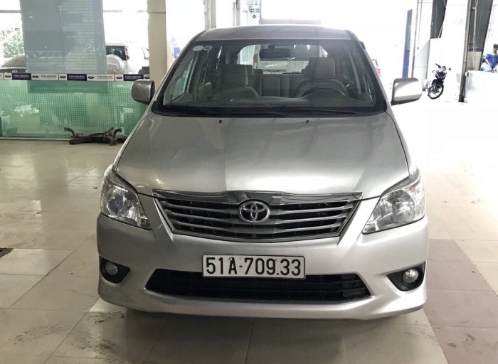 Bán Toyata Innova sx 2013 số tự động màu bạc