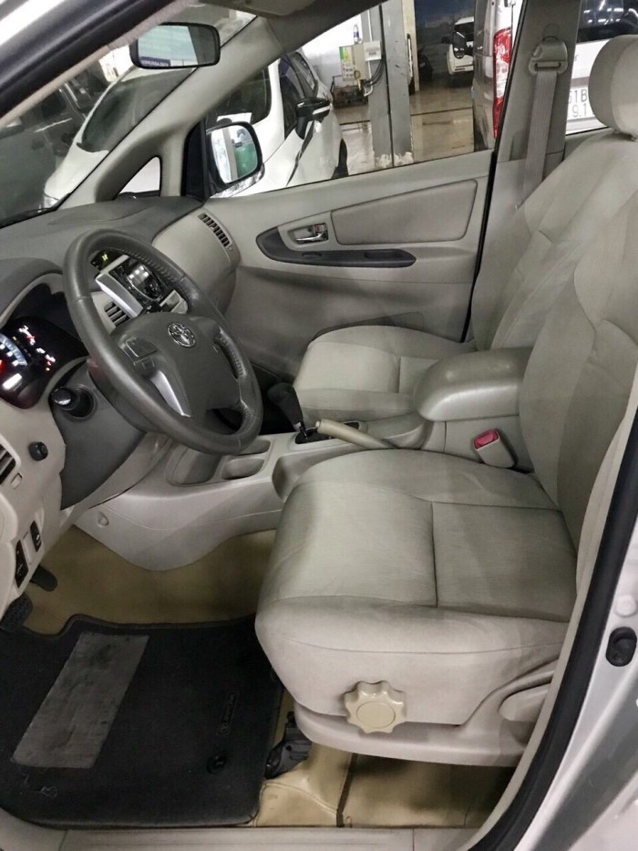 Bán Toyata Innova sx 2013 số tự động màu bạc