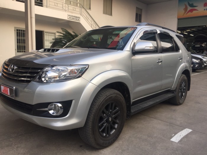 Cần bán xe Fortuner máy Dầu số sàn đời 2016 màu Bạc