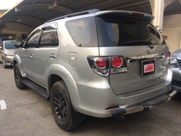 Cần bán xe Fortuner máy Dầu số sàn đời 2016 màu Bạc