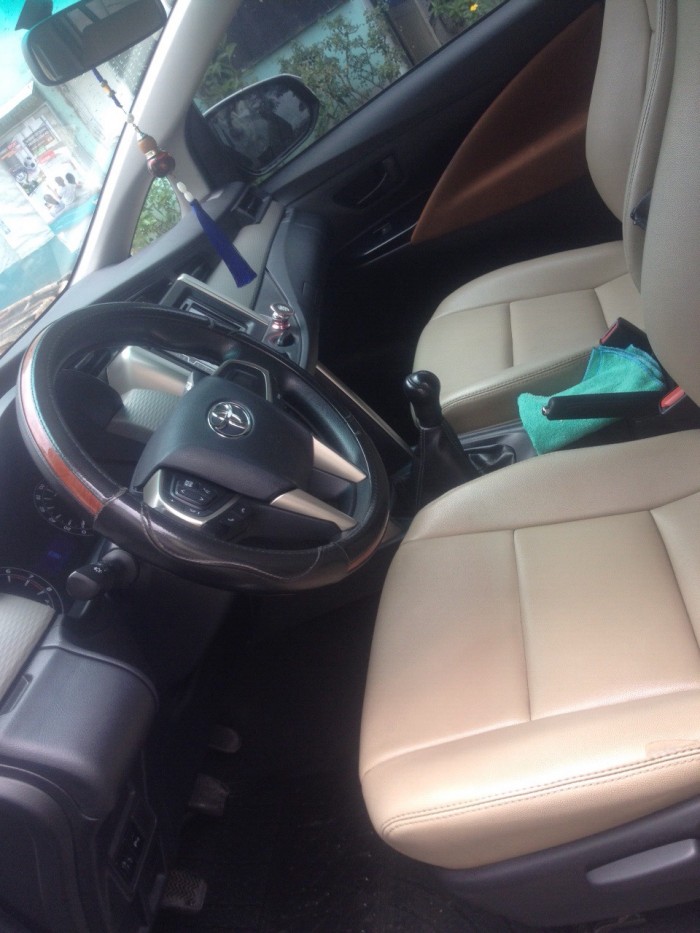 Cần bán xe Toyota Innova 2.0MT 2017 đk 2018 màu xám