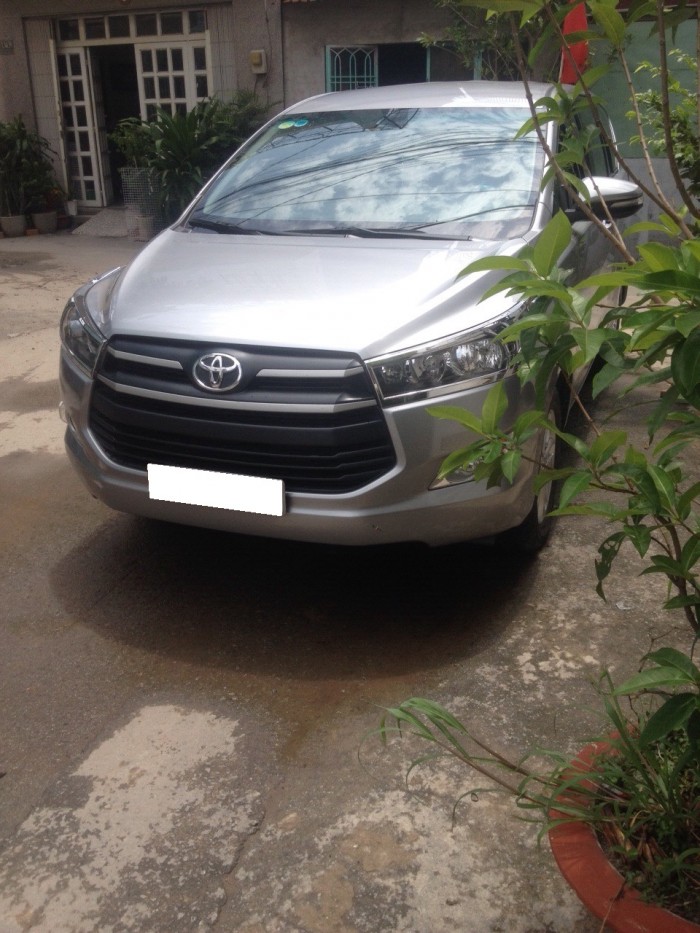 Cần bán xe Toyota Innova 2.0MT 2017 đk 2018 màu xám