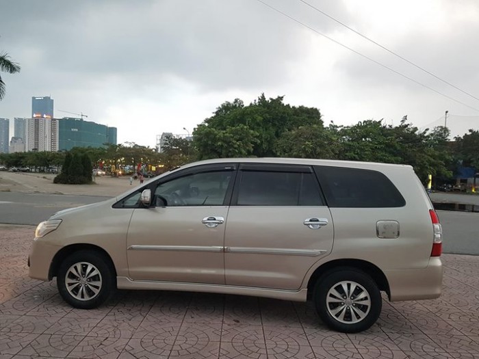Cần bán nhanh xe Toyota Innova đời 2015 số sàn máy xăng,màu vàng cát