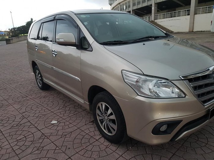 Cần bán nhanh xe Toyota Innova đời 2015 số sàn máy xăng,màu vàng cát