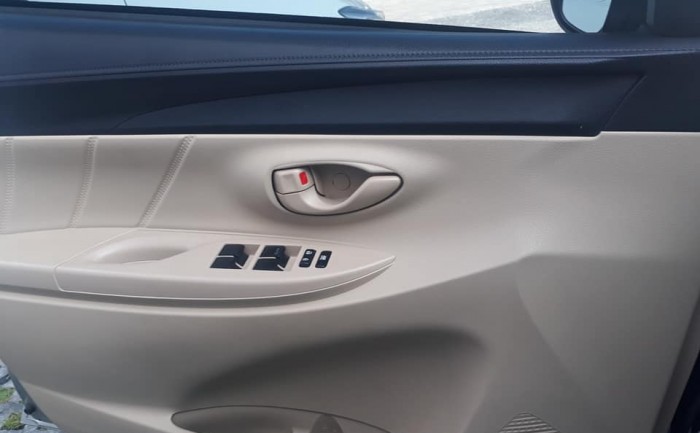 Cần bán Vios 2017 số sàn màu bạc