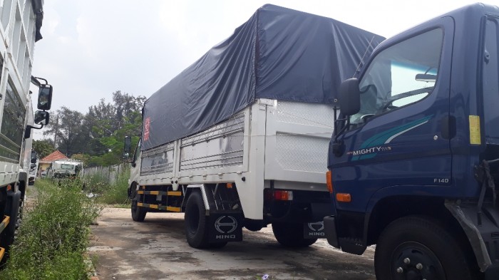 Giá xe tải Hino 3.5 tấn thùng mui bạt, trả trước 100 triệu, giao luôn xe