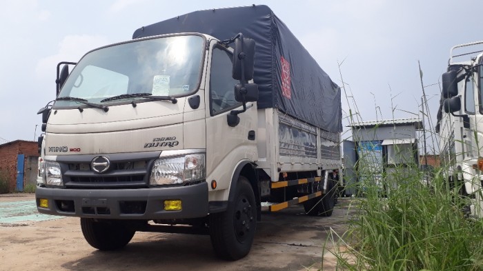 Giá xe tải Hino 3.5 tấn thùng mui bạt, trả trước 100 triệu, giao luôn xe