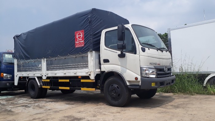 Giá xe tải Hino 3.5 tấn thùng mui bạt, trả trước 100 triệu, giao luôn xe