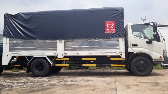 Giá xe tải Hino 3.5 tấn thùng mui bạt, trả trước 100 triệu, giao luôn xe