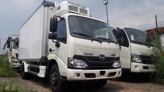 Giá xe tải Hino 4 tấn thùng đông lạnh, trả trước 100 triệu, giao luôn xe