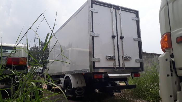 Giá xe tải Hino 4 tấn thùng đông lạnh, trả trước 100 triệu, giao luôn xe
