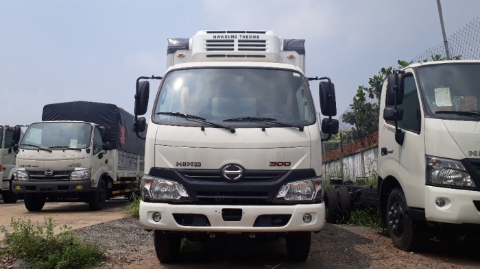 Giá xe tải Hino 4 tấn thùng đông lạnh, trả trước 100 triệu, giao luôn xe