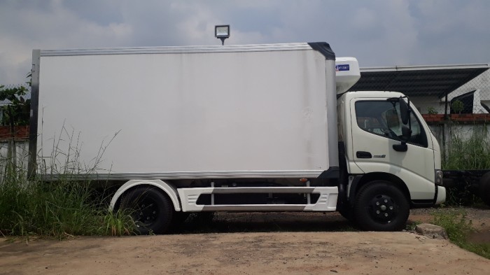 Giá xe tải Hino 4 tấn thùng đông lạnh, trả trước 100 triệu, giao luôn xe
