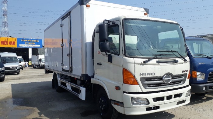 Giá xe tải Hino 6.2 tấn thùng đông lạnh, trả trước 100 triệu giao luôn xe 3