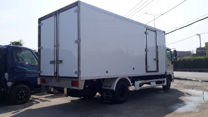 Giá xe tải Hino 6.2 tấn thùng đông lạnh, trả trước 100 triệu giao luôn xe 1
