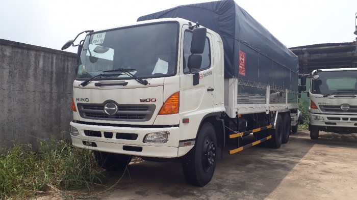 Giá xe tải Hino 16 tấn thùng mui bạt dài 9m2, trả trước 100 triệu giao luôn xe