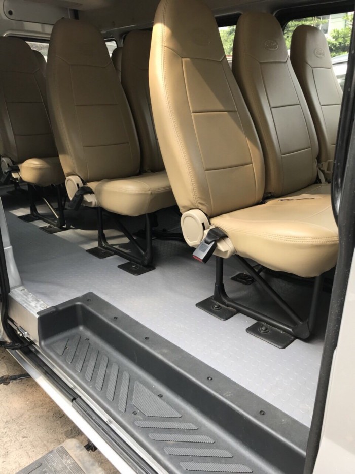 Cần bán Ford Transit 2015 máy dầu số sàn, màu bạc 16 chỗ