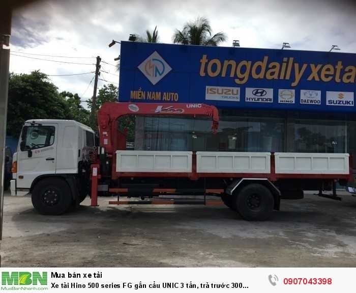 Xe tải Hino 500 series FG gắn cẩu UNIC 3 tấn, trả trước 300 triệu, giao luôn xe